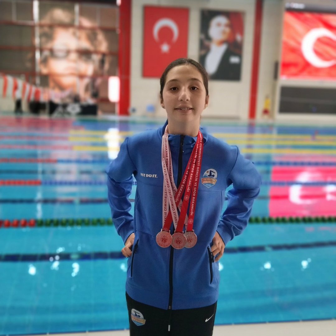 Ada madalyasıyla gülümserken