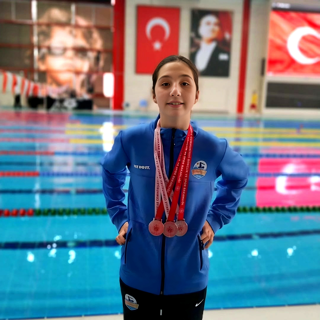Ada madalyasıyla gülümserken